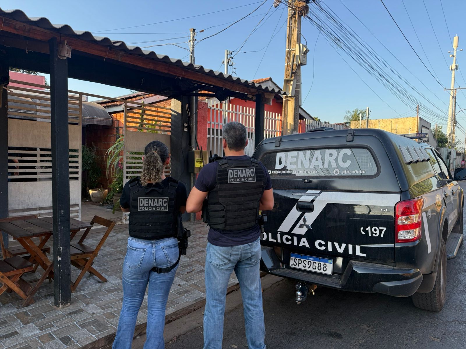 Três pessoas são presas e distribuidora usada como fachada para venda de drogas é fechada em Várzea Grande (MT) 