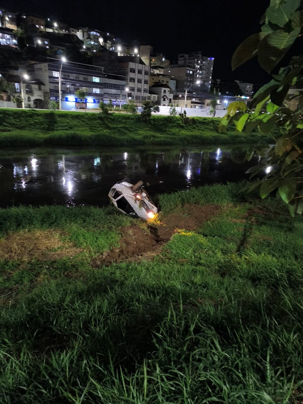 Cinco pessoas estavam no carro no momento do acidente em Juiz de Fora — Foto: Corpo de Bombeiros/Divulgação