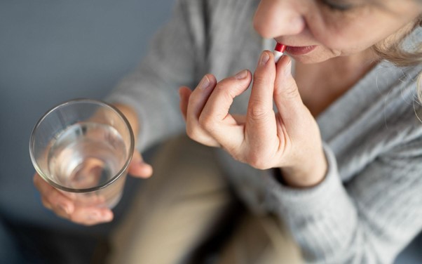 A armadilha dos antibióticos: sua boca pode ser a primeira a sentir o impacto
