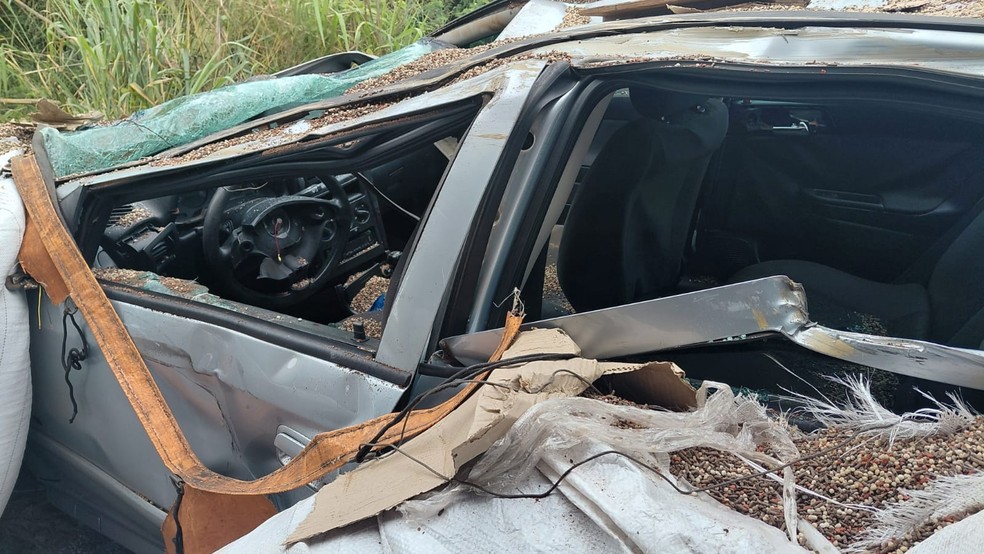 Vice-prefeito de Nova Castilho e esposa ficam feridos após caminhão tombar sobre carro — Foto: Arquivo pessoal