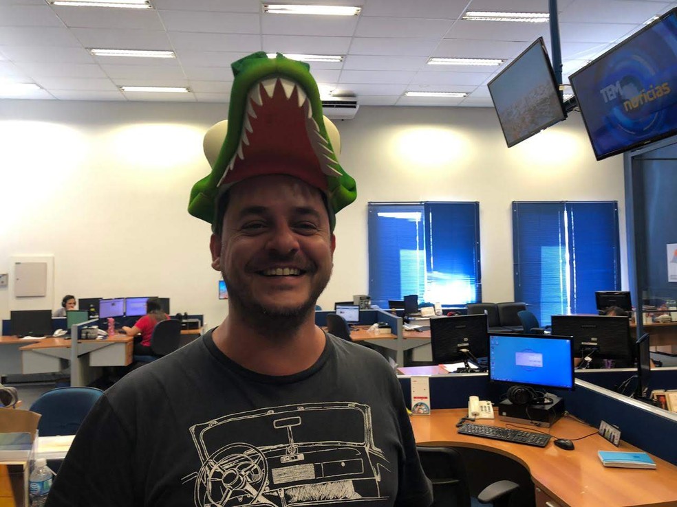 Jornalista Alan Schneider ficou conhecido como o "Jacaré" no quadro "Fala, Povão", do TEM Notícias em Bauru (SP) — Foto: Arquivo Pessoal