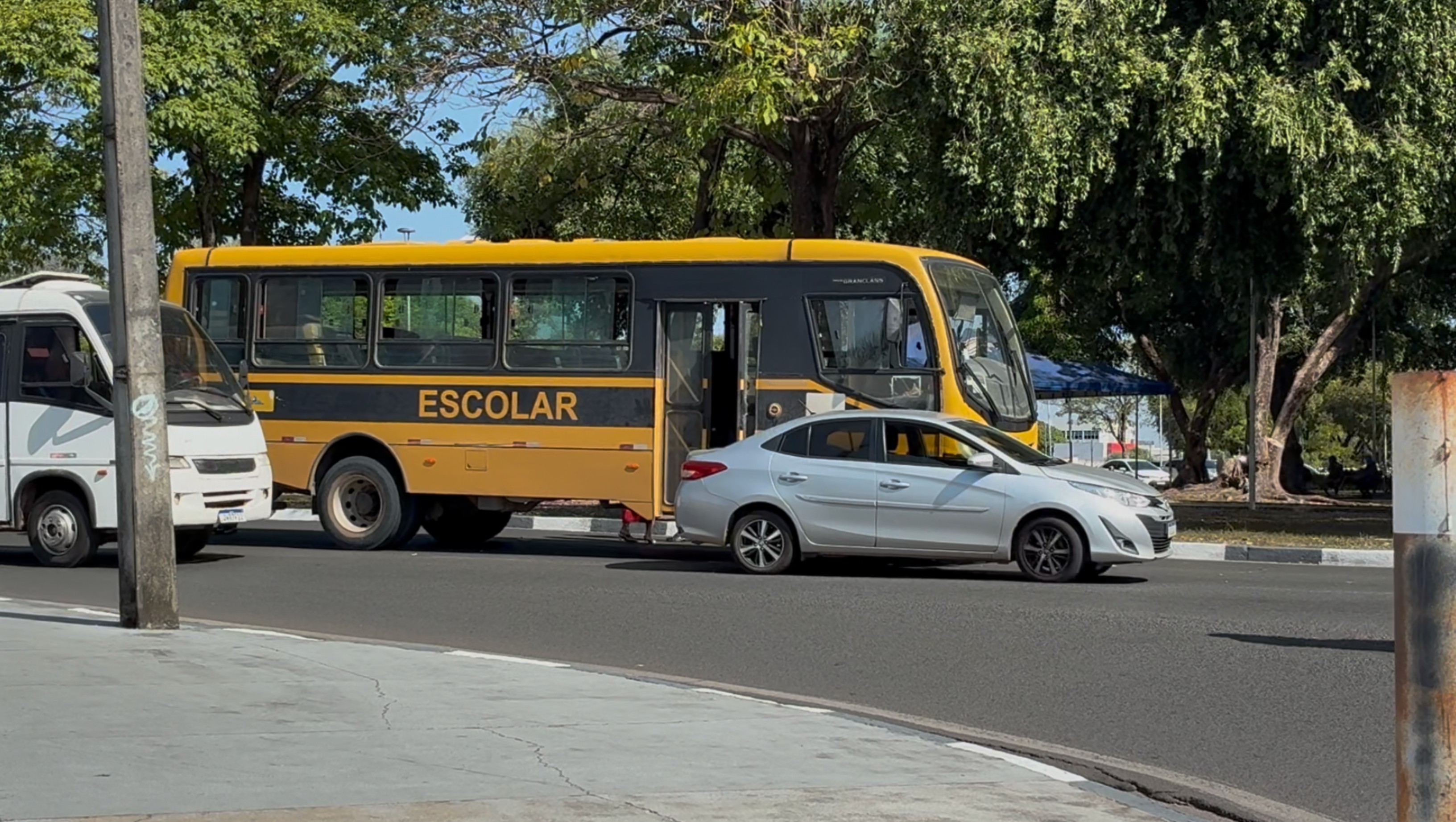 Acidente entre carro e ônibus escolar deixa trânsito parcialmente parado no Centro de Boa Vista