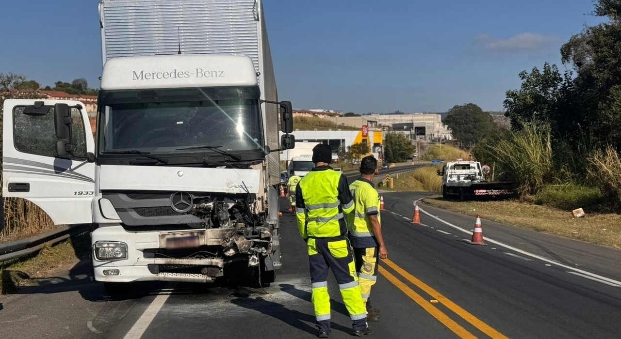 Motociclista morre após bater em carreta e moto pegar fogo em rodovia de Itatiba