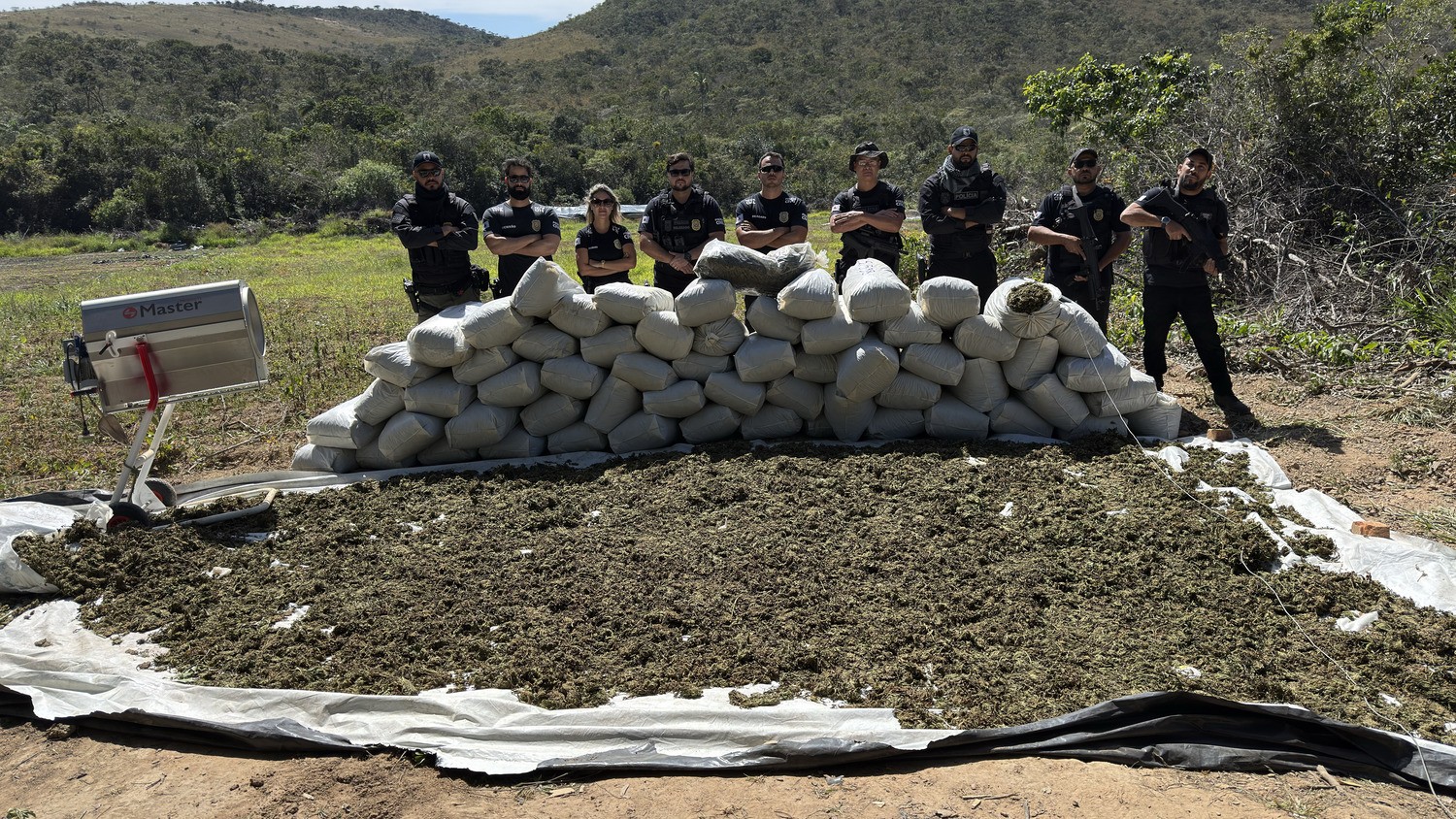 Irrigação, geradores, internet via satélite e máquinas: Veja local onde a polícia apreendeu 1,8 t de maconha 