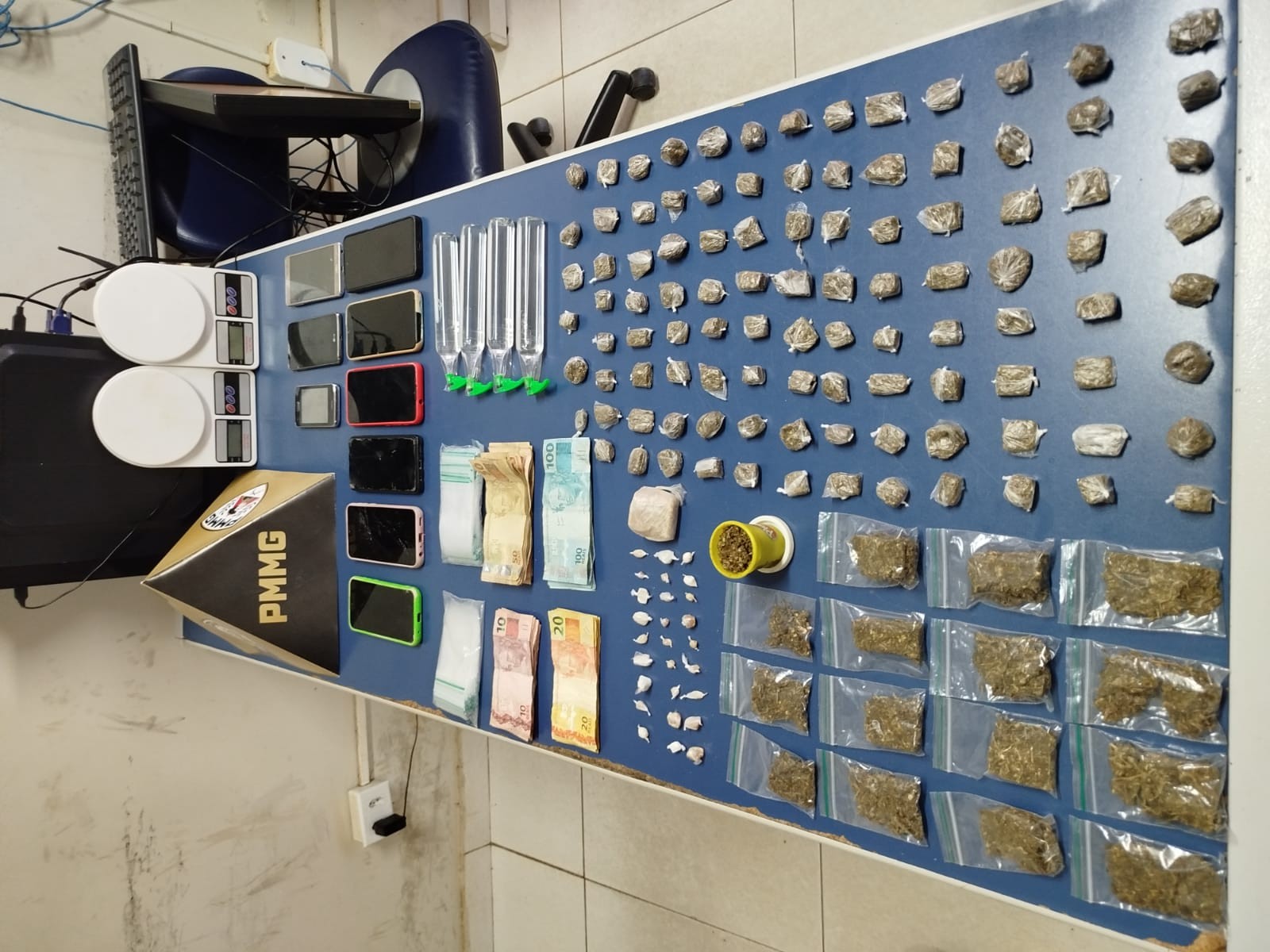 Operação apreende motos, R$ 4.853, arma, drogas, munições e celulares em Janaúba