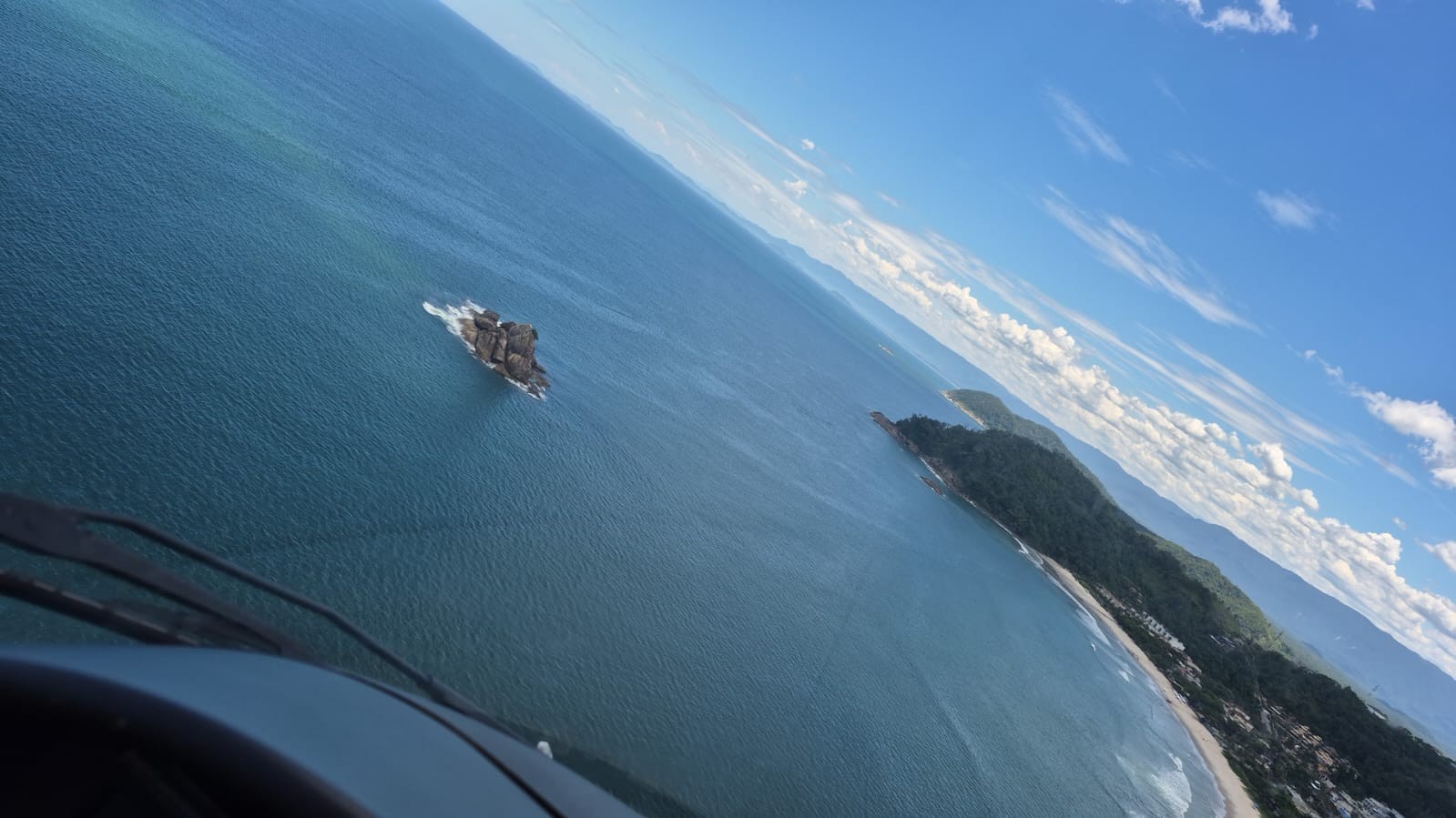 Bombeiros entram no 5º dia de buscas por adolescente que desapareceu em praia de São Sebastião