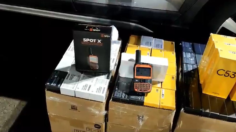 Polícia Rodoviária apreendeu carga com mais de 200 celulares na Rodovia Raposo Tavares, em Presidente Prudente (SP) — Foto: Polícia Rodoviária
