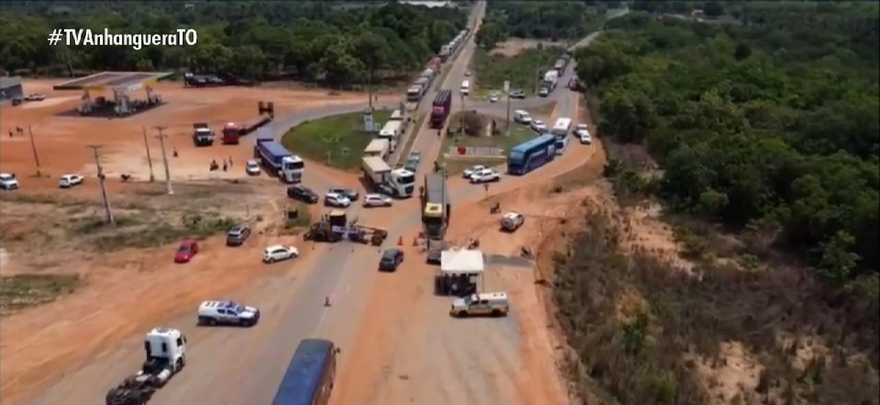 Prefeito fecha acessos de cidade pela TO-222 após aumento do fluxo de veículo pesados e pressiona DNIT: 'tapa-buraco não resolve'