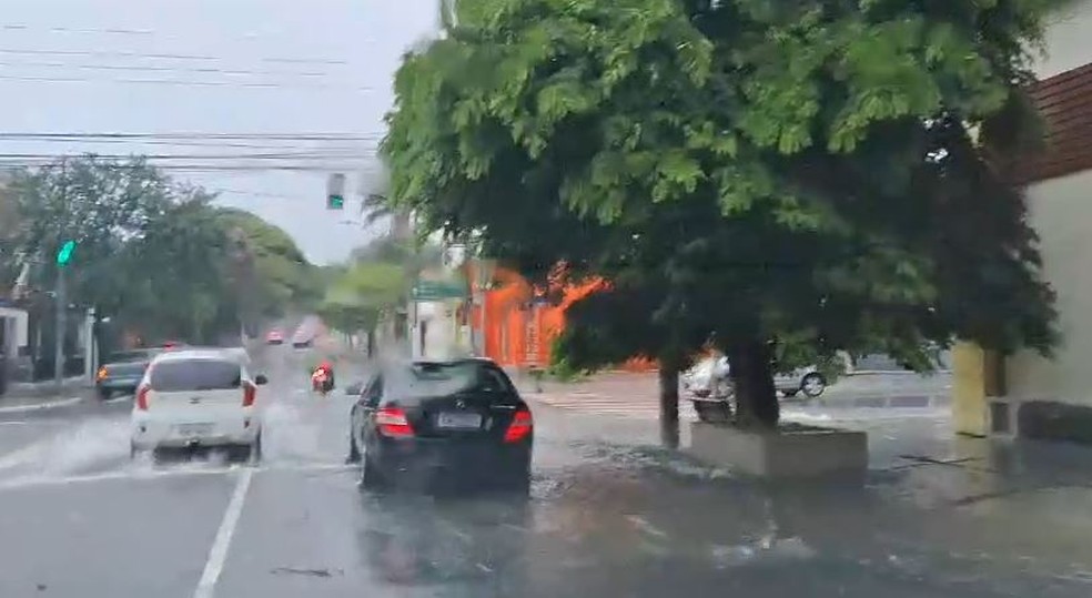 Chuva deixou ruas alagadas na Zona Sul da capital paulista — Foto: Isabela Leite/TV Globo