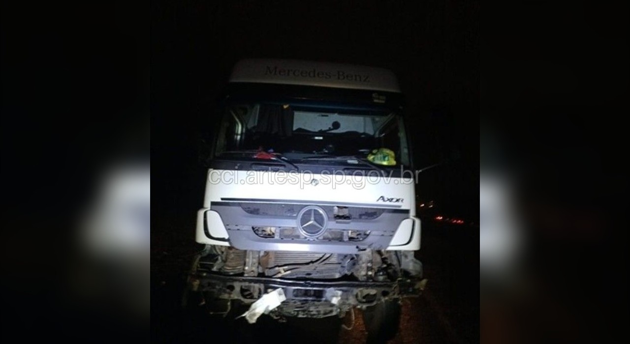 Engavetamento entre três carretas interdita trecho da Rodovia dos Bandeirantes em Jundiaí