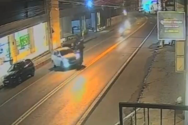 Acidente entre carro e moto deixa duas pessoas feridas em Itaperuna