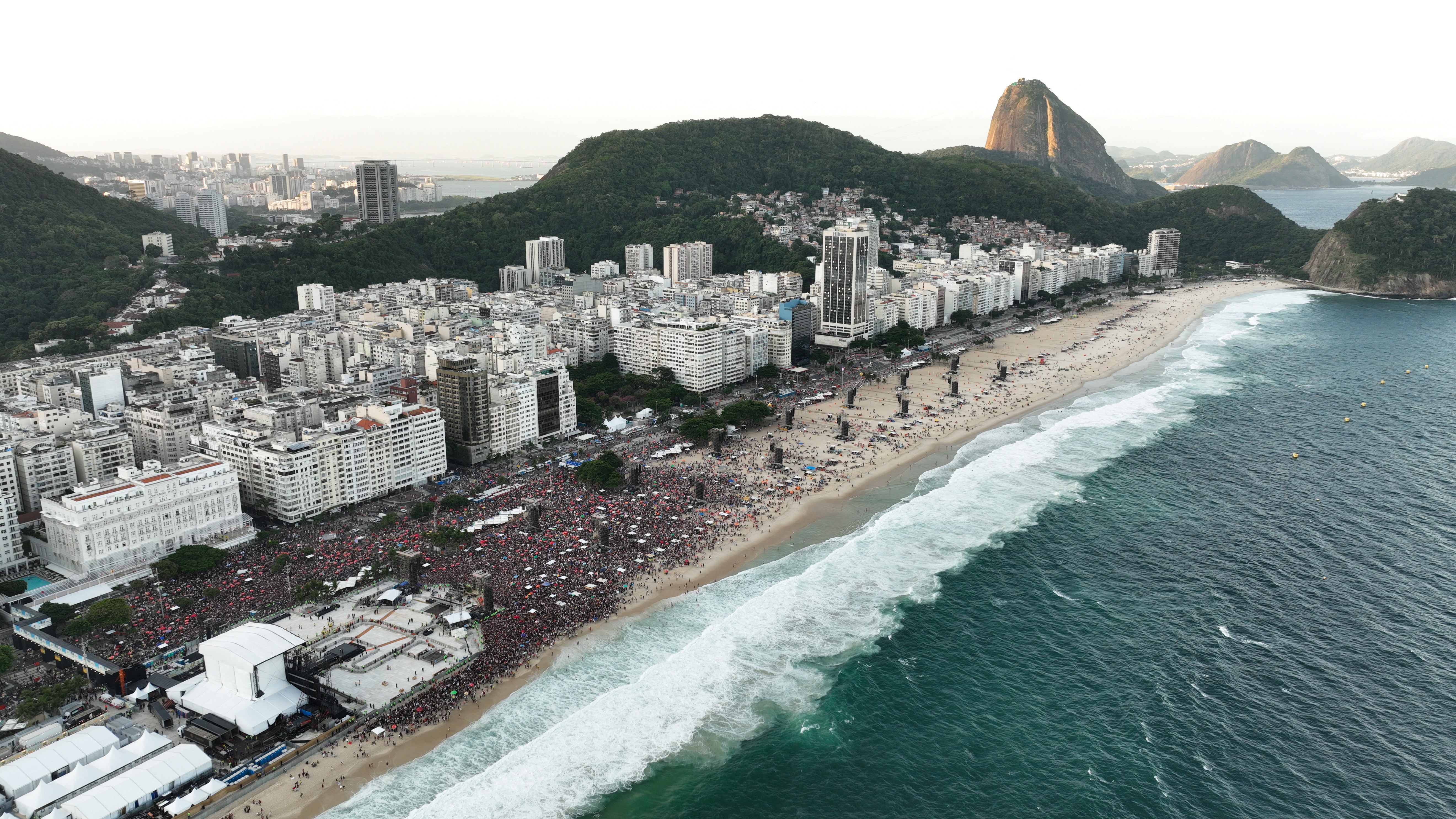 Golpe do milho: ambulante é preso por cobrar US$ 191 de turistas por duas espigas em Copacabana