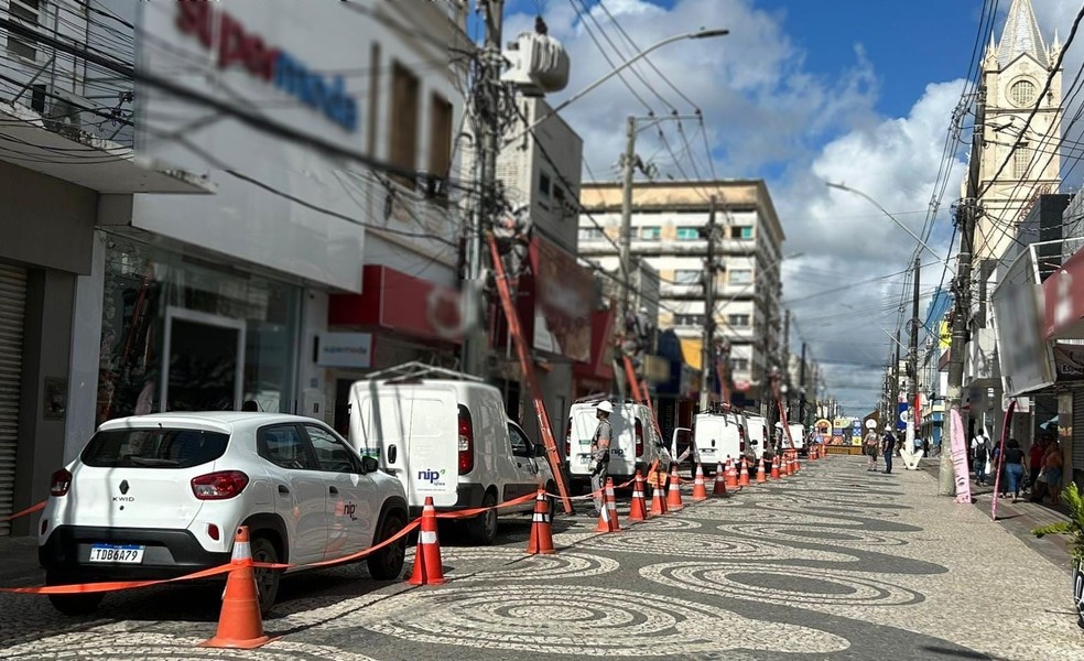Energisa inicia retirada de cabos irregulares de telefonia e internet no Centro — Foto: Ascom