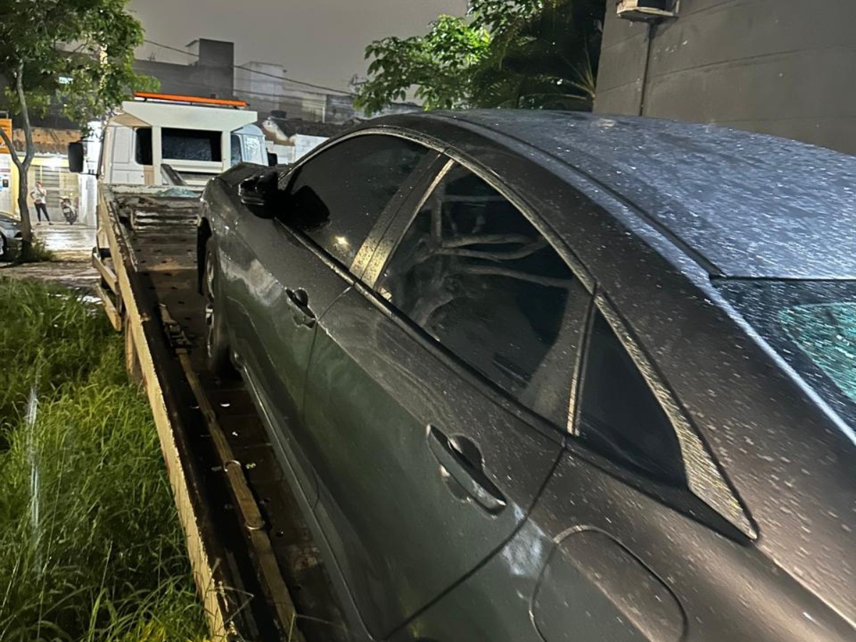 Polícia apreende carro de advogada que arrastou oficial no capô em Caruaru; veículo estava coberto e sem placa