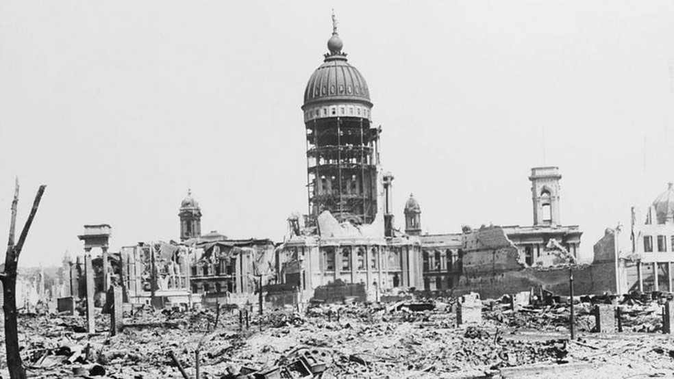 Um terremoto ao longo da falha de San Andreas em 1906 arrasou prédios em San Francisco — Foto: Getty Images via BBC