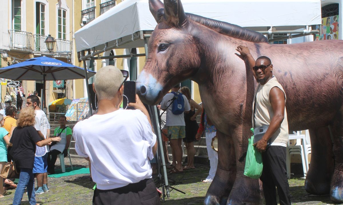 Ação com jumento inflável gigante tem shows com repentistas e protesta sobre abate do animal em Salvador