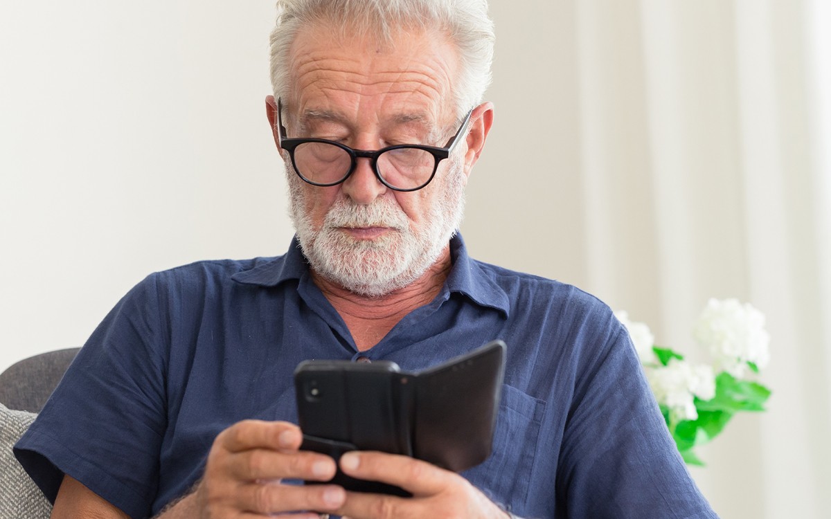 Como proteger idosos e pessoas com pouca familiaridade digital de golpes online?
