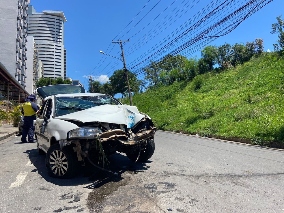 Carro da vítima ficou destruído — Foto: Letícia Paris/TVCA