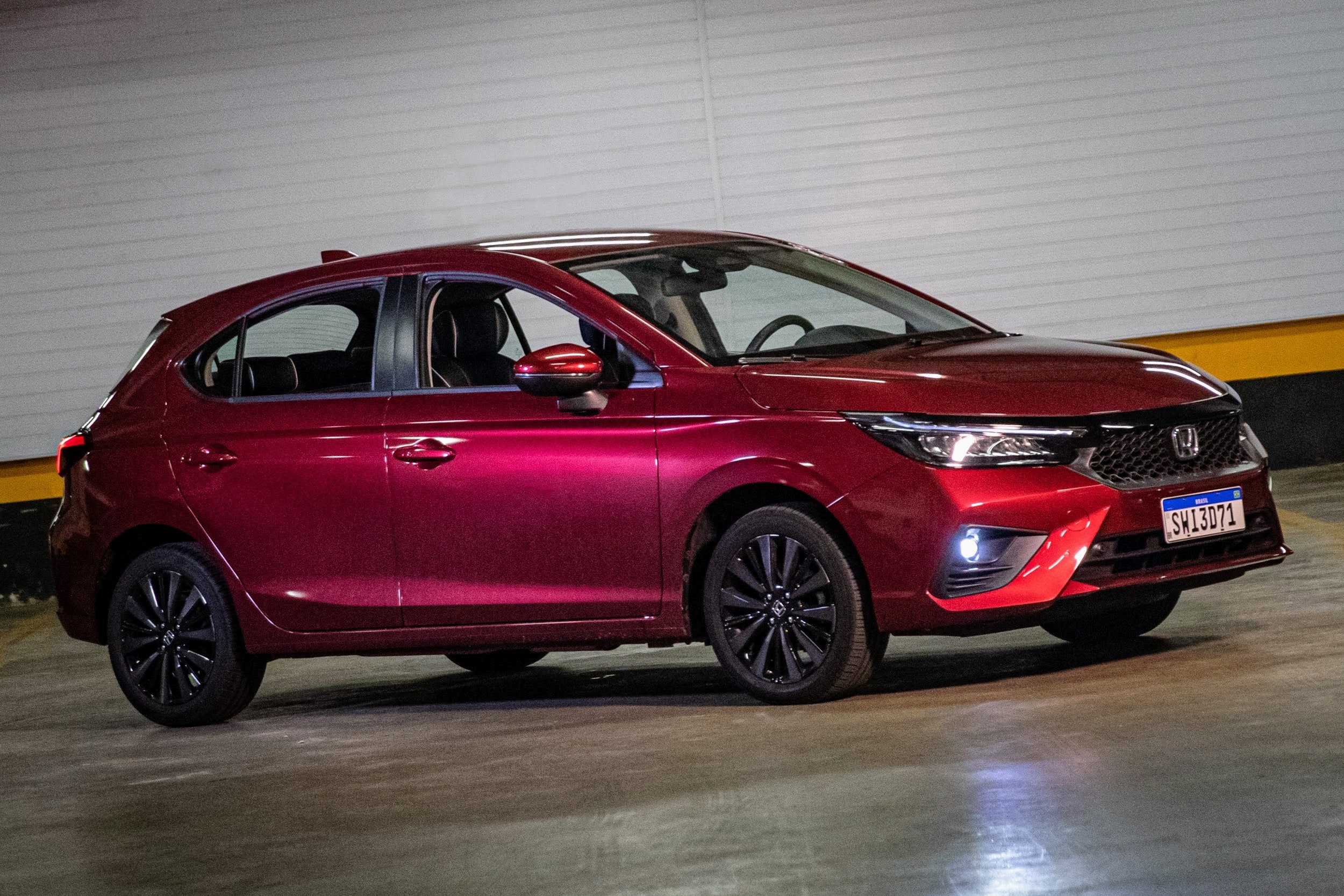 Honda City Hatch tem espaço, faz bem o básico, mas poderia ser turbo; veja teste