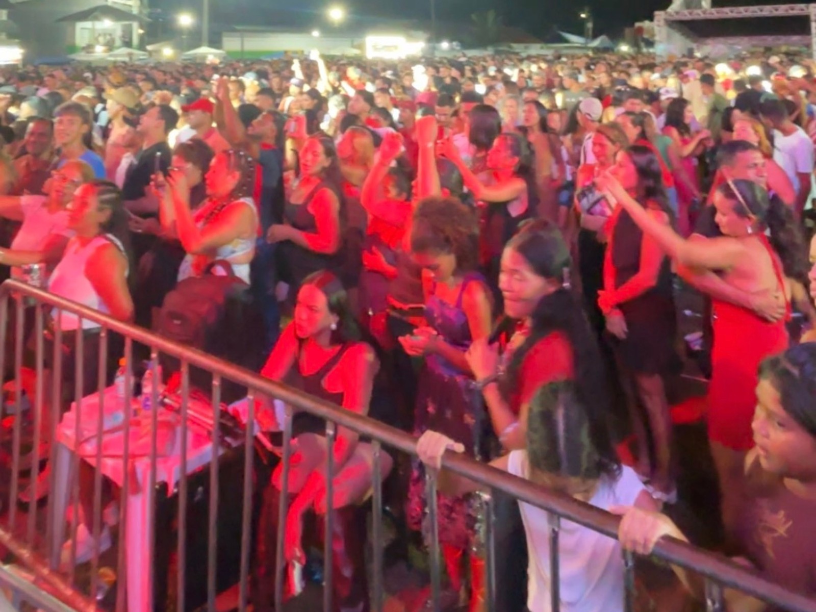 Festival da Banana: Com show de Léo Magalhães, 10ª edição reúne cerca de 30 mil pessoas no Acre