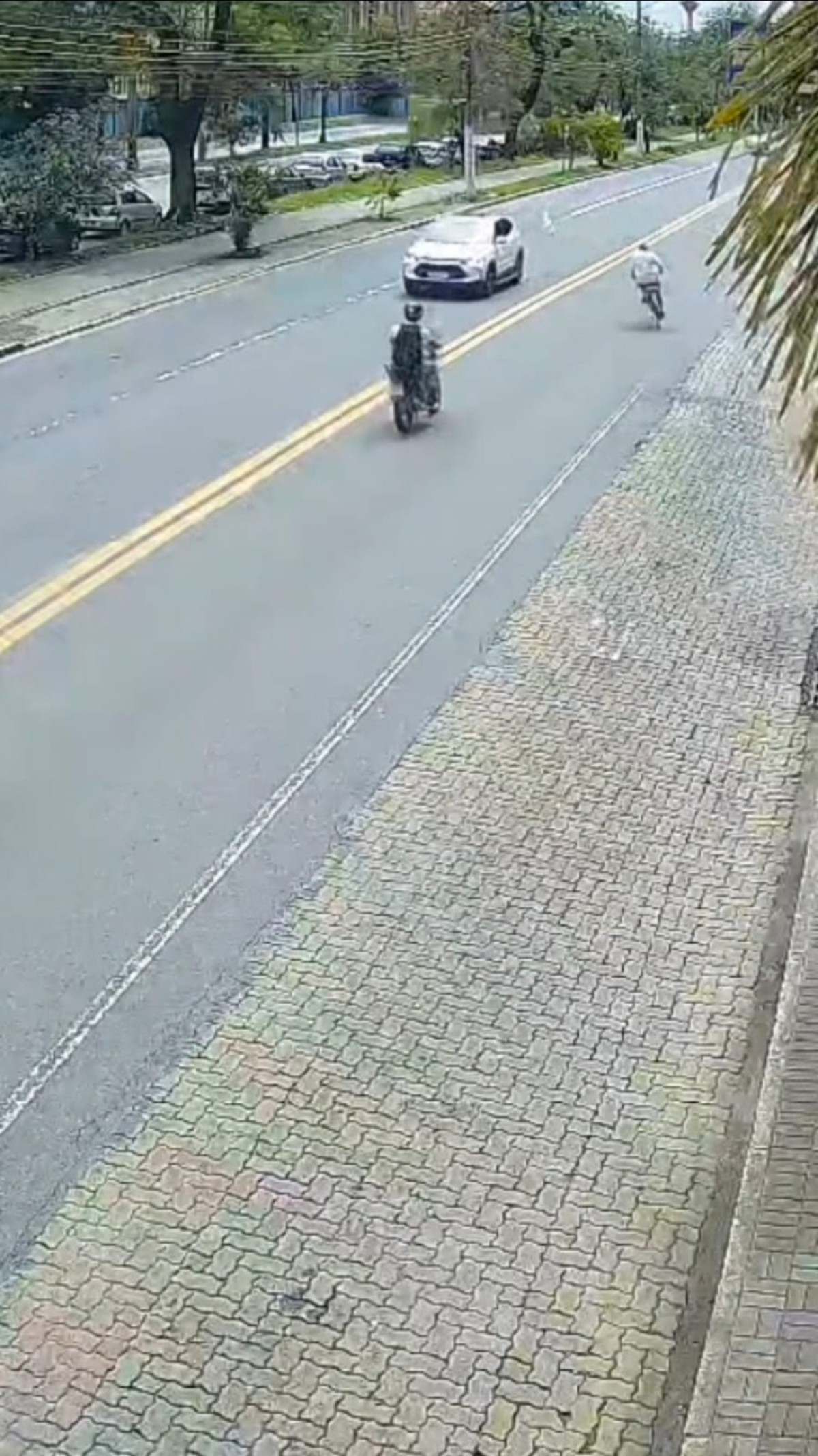 VÍDEO: Ciclista é atropelado por moto em Volta Redonda