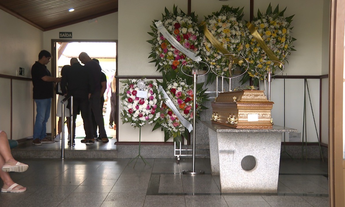 Corpo de Kocó do Lordão é cremado em cemitério de Salvador; cantor e criador da banda morreu aos 72 anos