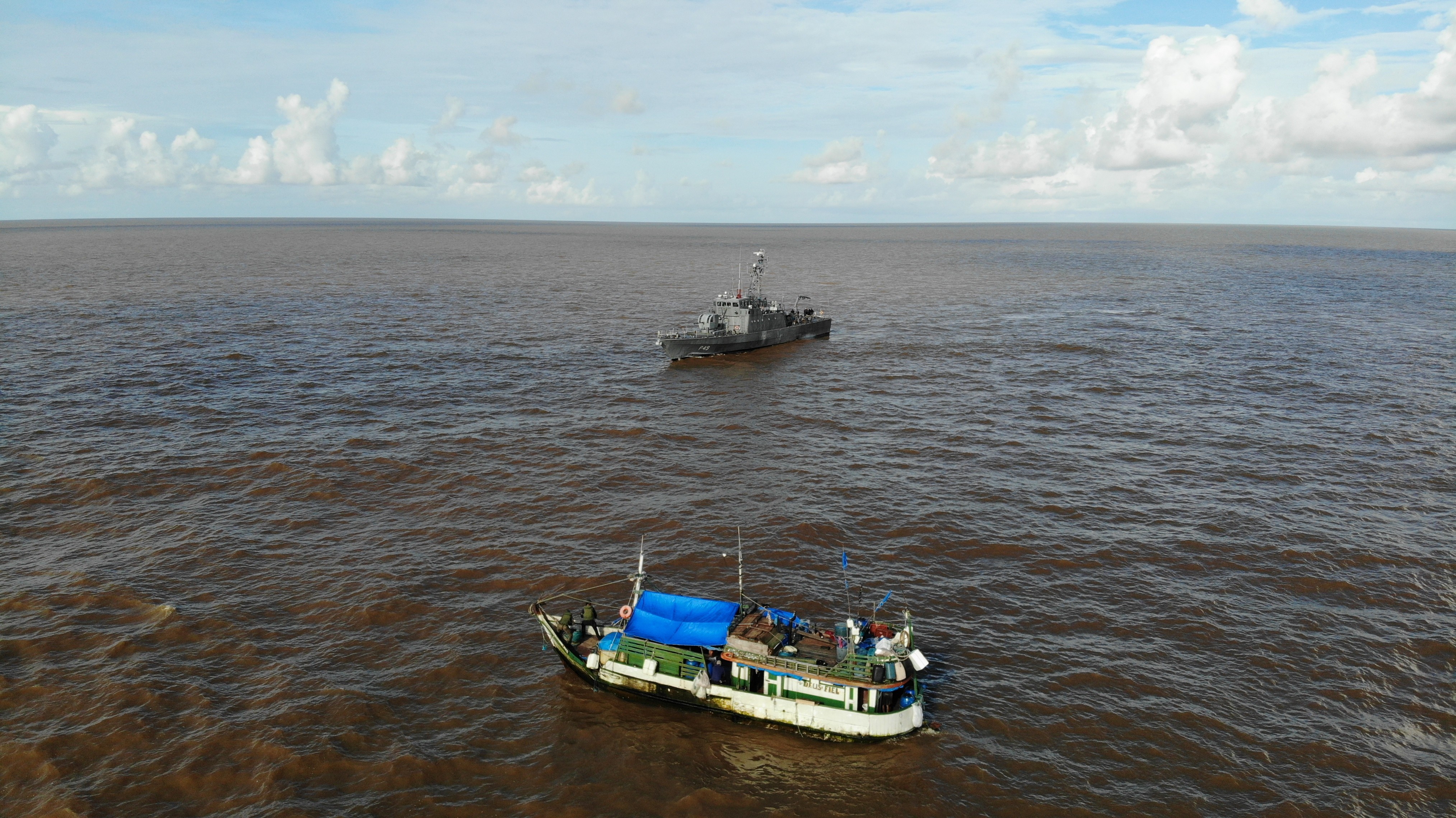 Marinha apreende embarcação com 5 toneladas de pescado ilegal na costa do Amapá