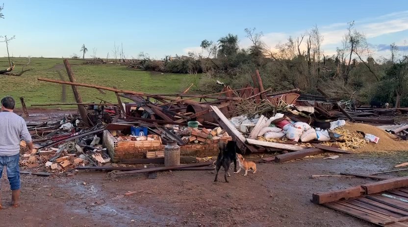 Fen&ocirc;meno atingiu a cidade de Giru&aacute;, no Noroeste do estado &mdash; Foto: Tamires Hanke/RBS TV