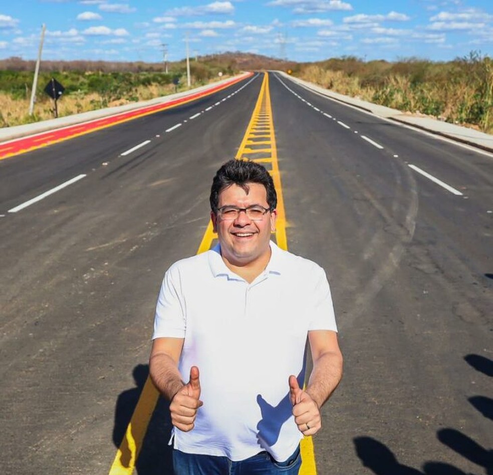Governador Rafael Fonteles em trecho onde ciclofaixa foi refeita para entrega de rodovia no PI — Foto: Divulgação/CCOM