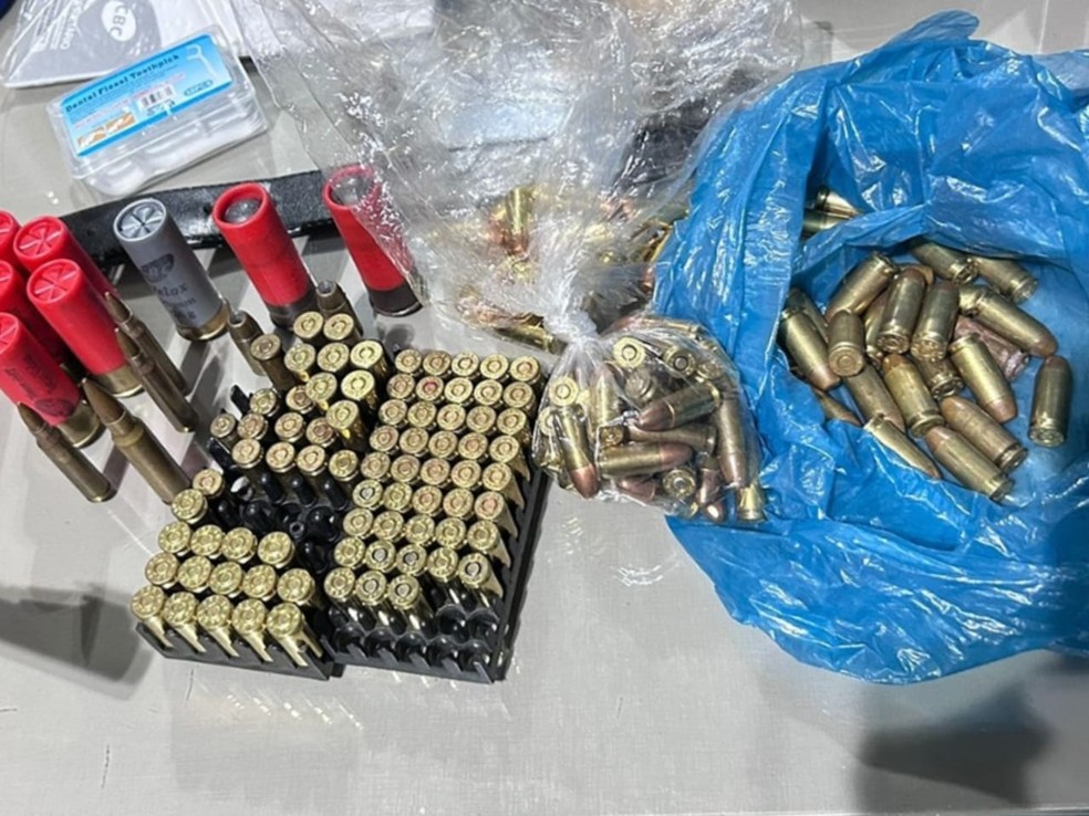 Um dos agentes investigado foi preso em flagrante por posse de munições de arma de uso restrito.  — Foto: MPCE/ Divulgação
