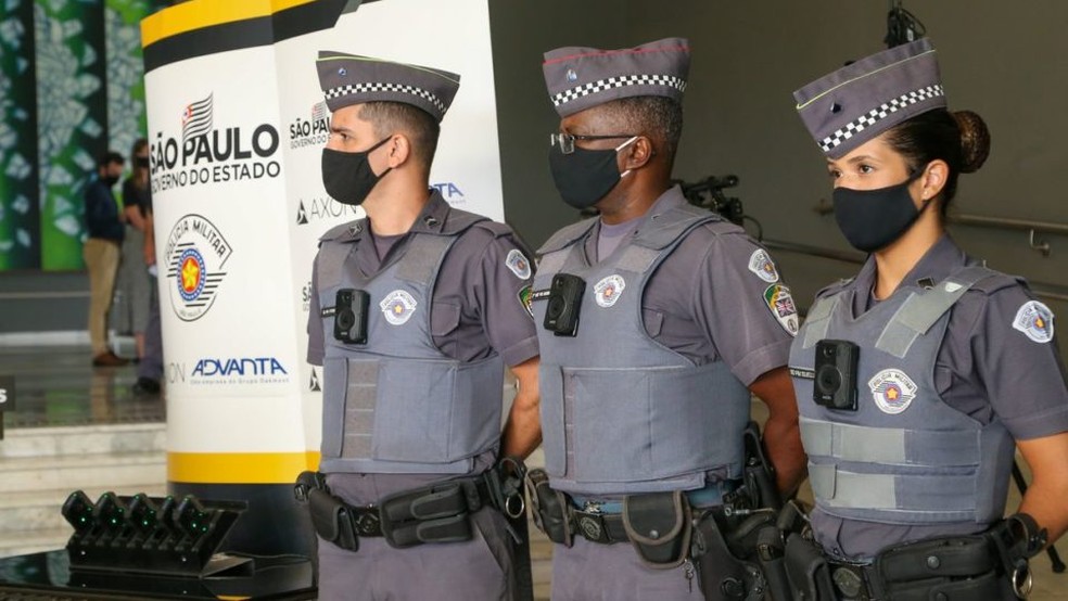 Policiais Militar exibem câmeras de segurança nos uniformes durante evento no Palácio dos Bandeirantes, em São Paulo. — Foto: Secom/GESP