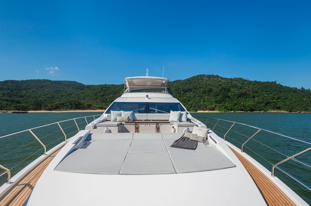Iate de luxo Azimut 83 está avaliado em R$ 38 milhões e conta com mais de 42 m2 só na área externa. — Foto: Divulgação