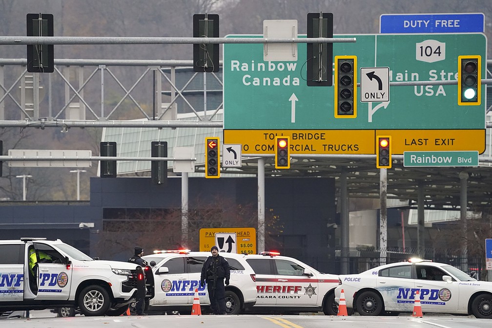 Policiais monitoram as entradas para a Ponte do Arco-Íris, entre Canadá e Estados Unidos, após a explosão de um carro em um posto de controle local, em 22 de novembro de 2023. — Foto: Derek Gee/The Buffalo News via AP