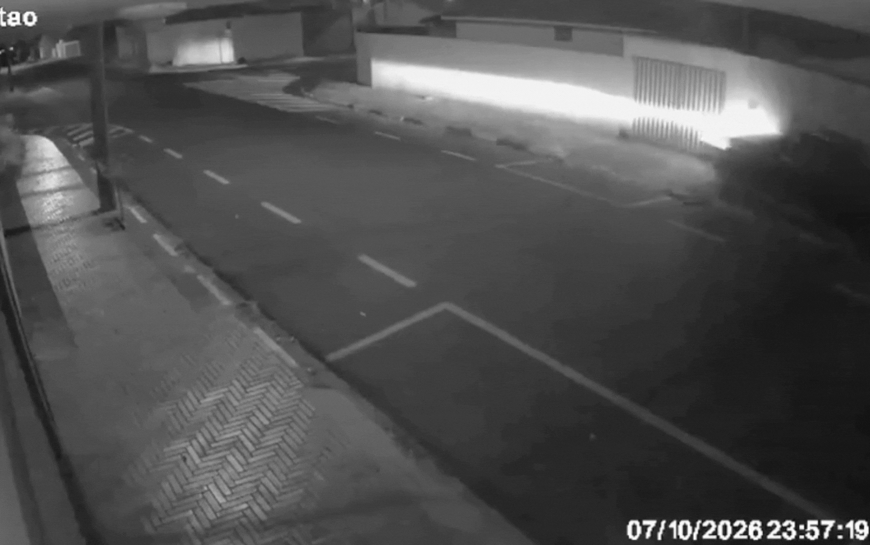 VÍDEO: Caminhonete bate em muro e danifica duas casas em Franca, SP; motorista diz que perdeu o controle