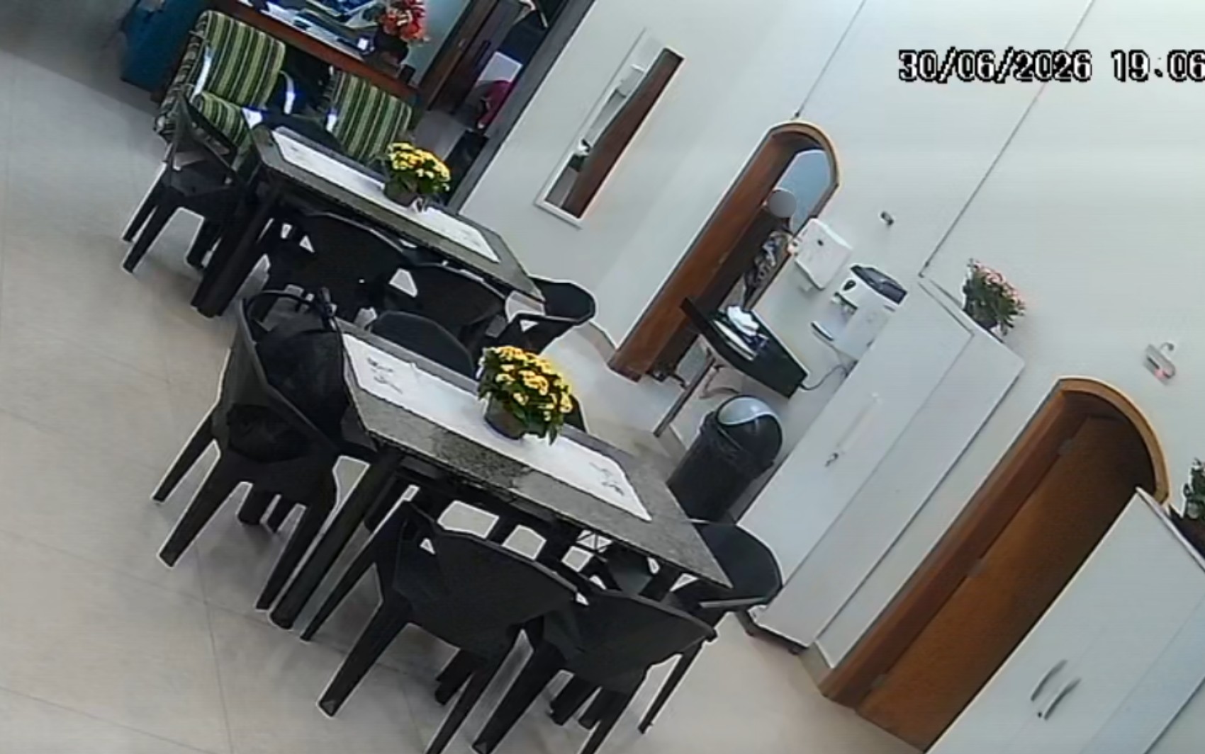 Cuidadora é flagrada furtando celular de paciente em casa de repouso em Franca, SP; VÍDEO