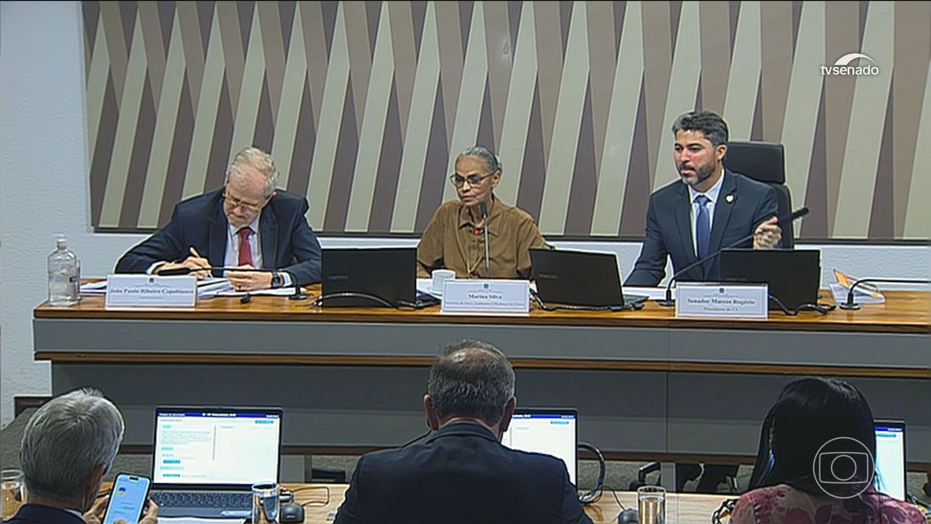 Marina Silva é ofendida por parlamentares, tem microfone cortado e se retira de sessão no Senado