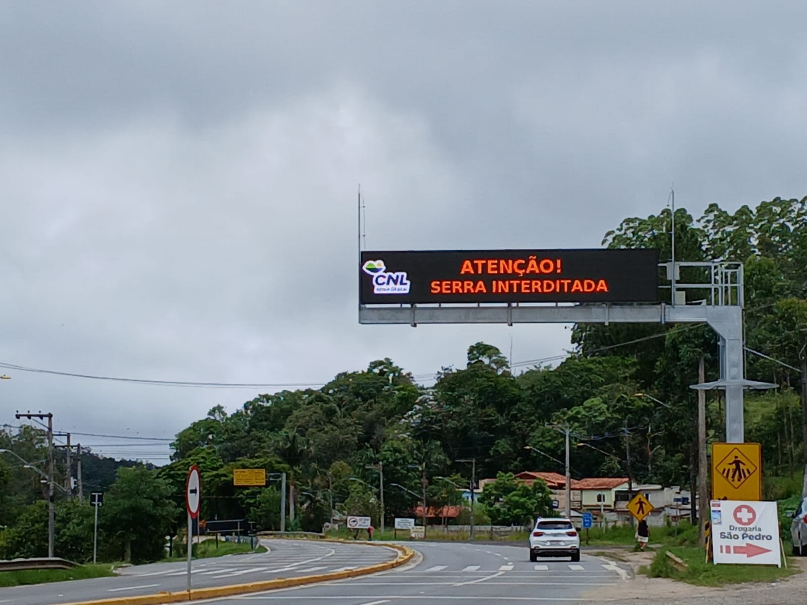 Sistema de monitoramento bloqueia Mogi-Bertioga em dias de chuva intensa