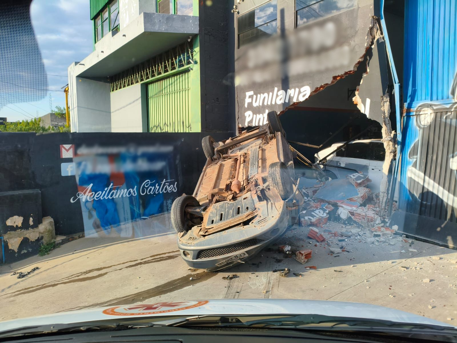 Carro em alta velocidade capota e bate em muro de oficina mecânica em Sorocaba