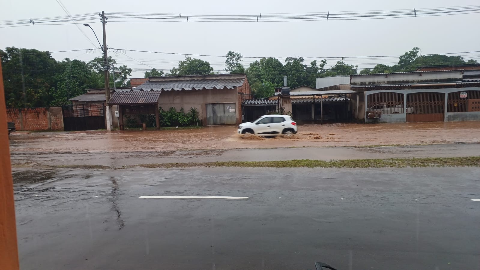 Chuva forte causa pontos de alagamento em Rio Branco neste sábado (10); VÍDEO