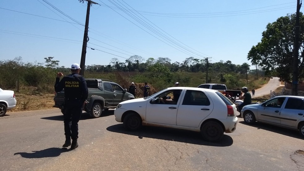 Por segurança, estrada do presídio foi bloqueada  — Foto: Eldérico Silva/Rede Amazônica Acre 