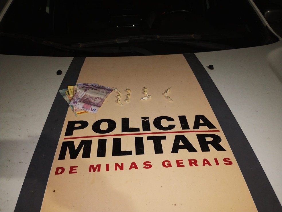 Droga e dinheiro apreendidos pela PMRv — Foto: Polícia Militar Rodoviária