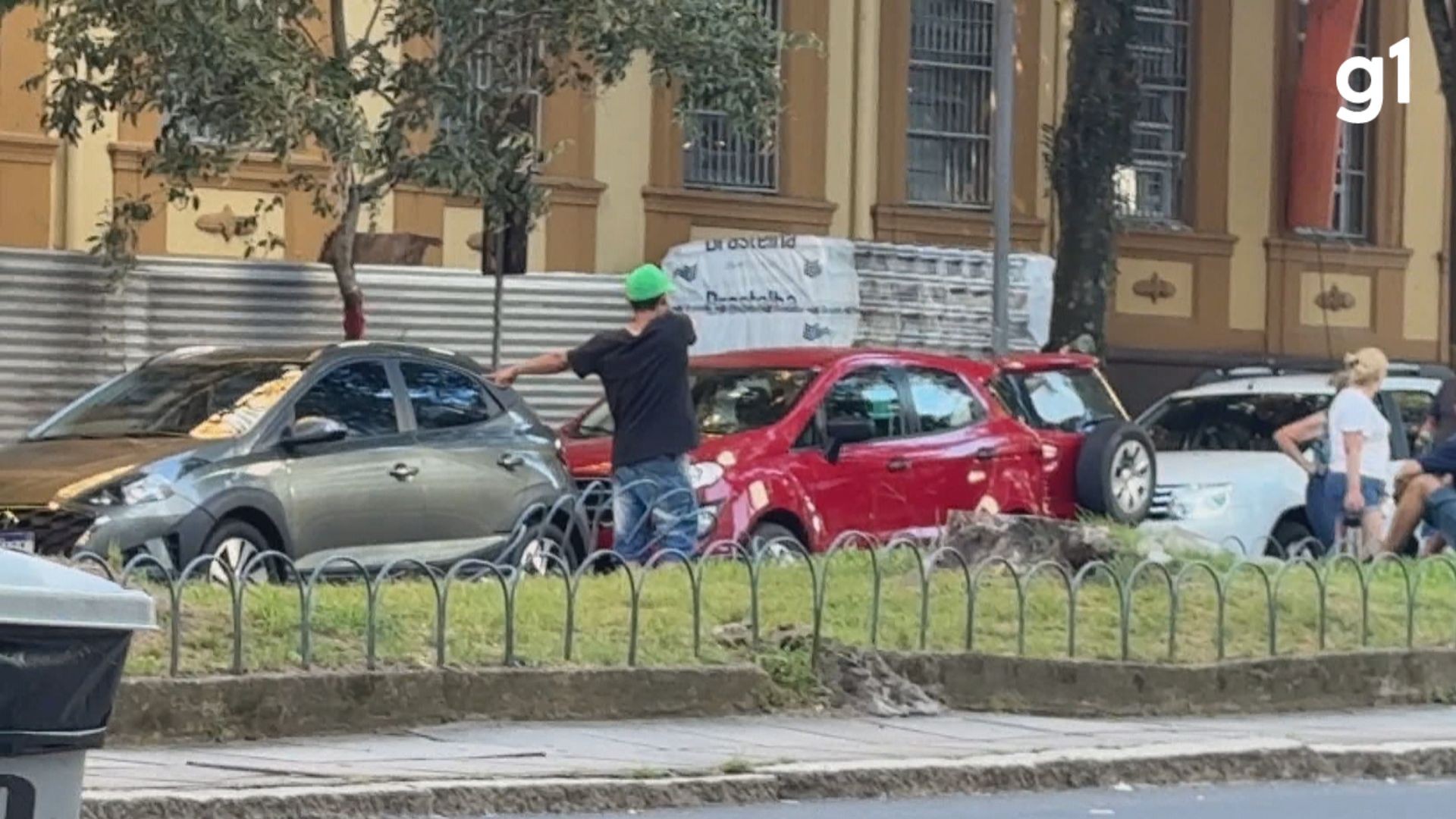 Motoristas relatam pressão e medo com atuação de flanelinhas em Porto Alegre