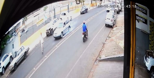 VÍDEO: Idoso de 91 anos atropela pedestre em uma das avenidas mais movimentadas de Uberaba