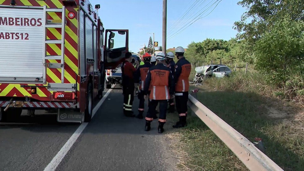 Carro bateu em poste e saiu da pista e pegou fogo após acidente da Rodosol — Foto: Reprodução/TV Gazeta