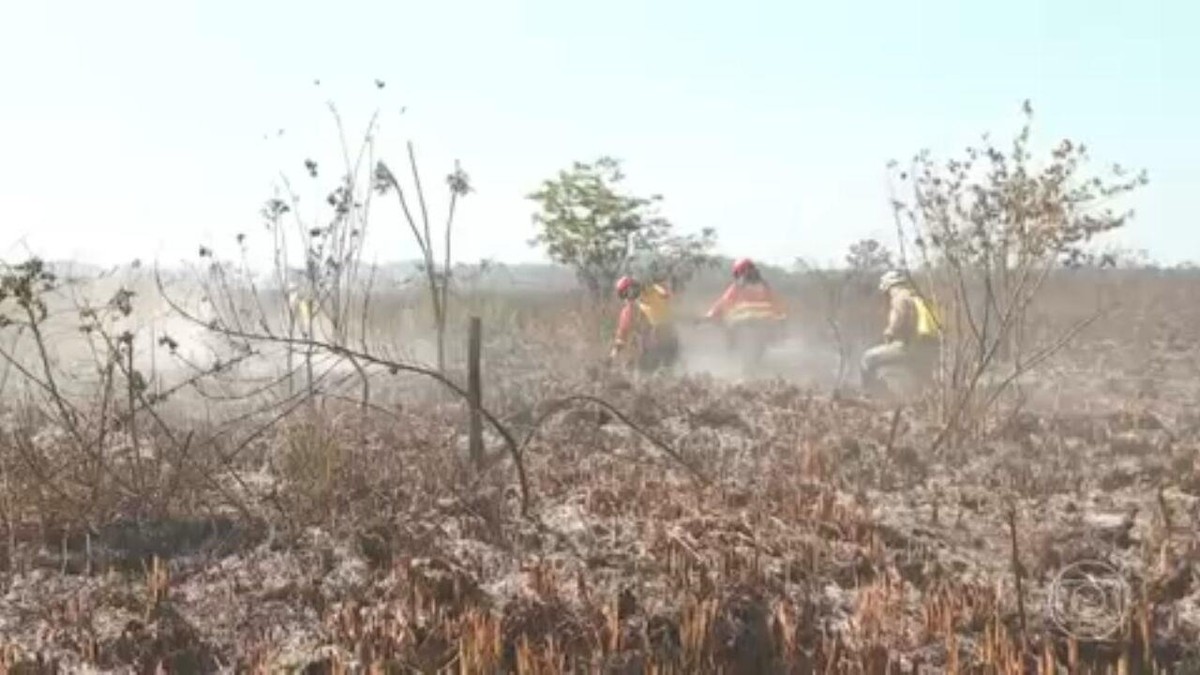 Bombeiros tentam conter incêndio em Bonito, região turística de Mato Grosso do Sul