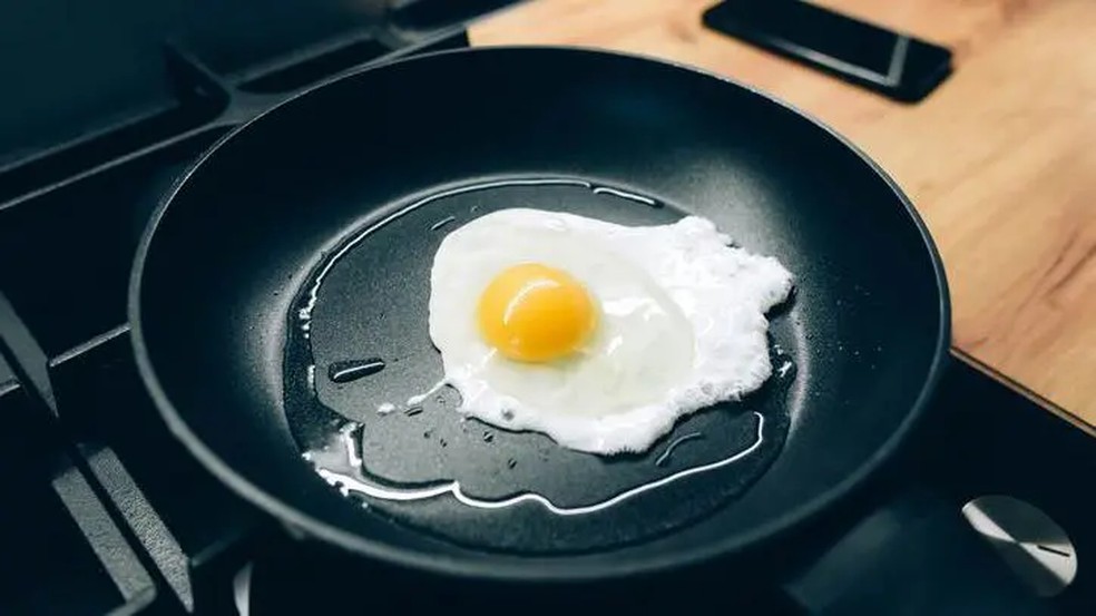 Especialistas sugerem trocar panelas antiaderentes por versões de ferro ou aço inoxidável — Foto: Getty Images via BBC