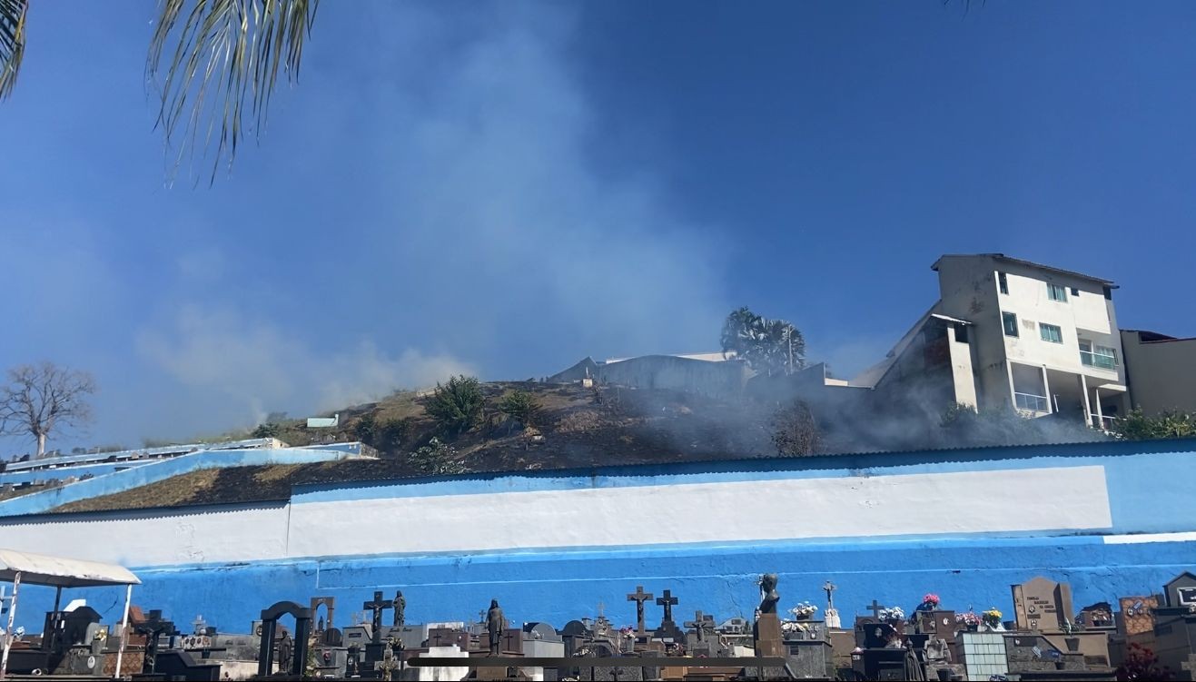 Cemitério em Barra Mansa é alvo de incêndio proposital 