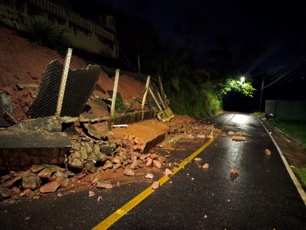 Chuva provoca queda de barreiras,  derruba muro de igreja e arrasta ponte em Santa Branca, SP