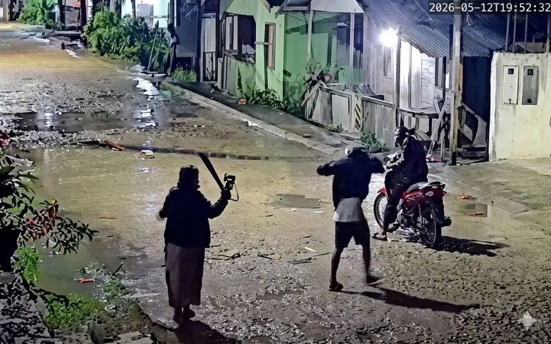 VÍDEO: Mulher reage a tentativa de assalto e agride criminosos com sombrinha no interior do AM