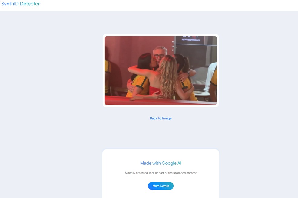Synth ID Detector verificou imagem de suposto 'beijo triplo' de Ancelotti no carnval e apontou que imagem foi feita com a IA do Google — Foto: Reprodução